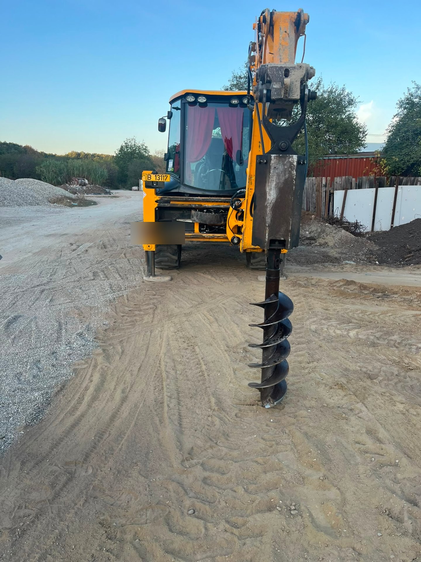 Buldoexcavator JCB cu burghiu