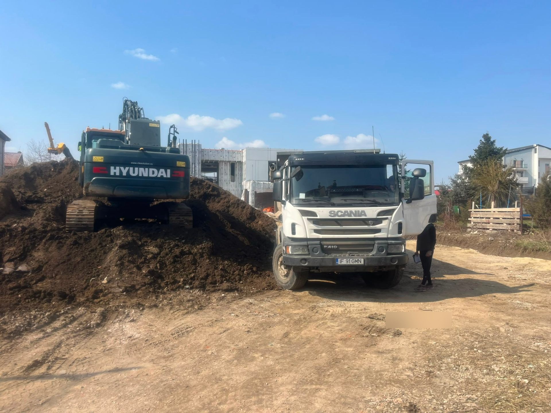 Excavator Hyundai & basculantă Scania