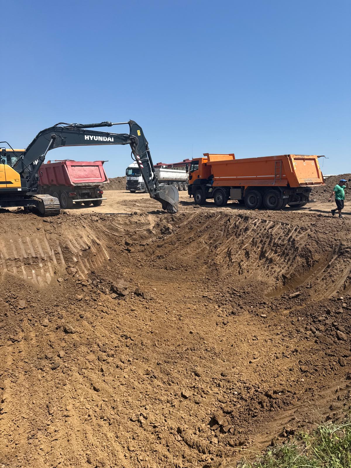 Excavator lucrând pe șantier