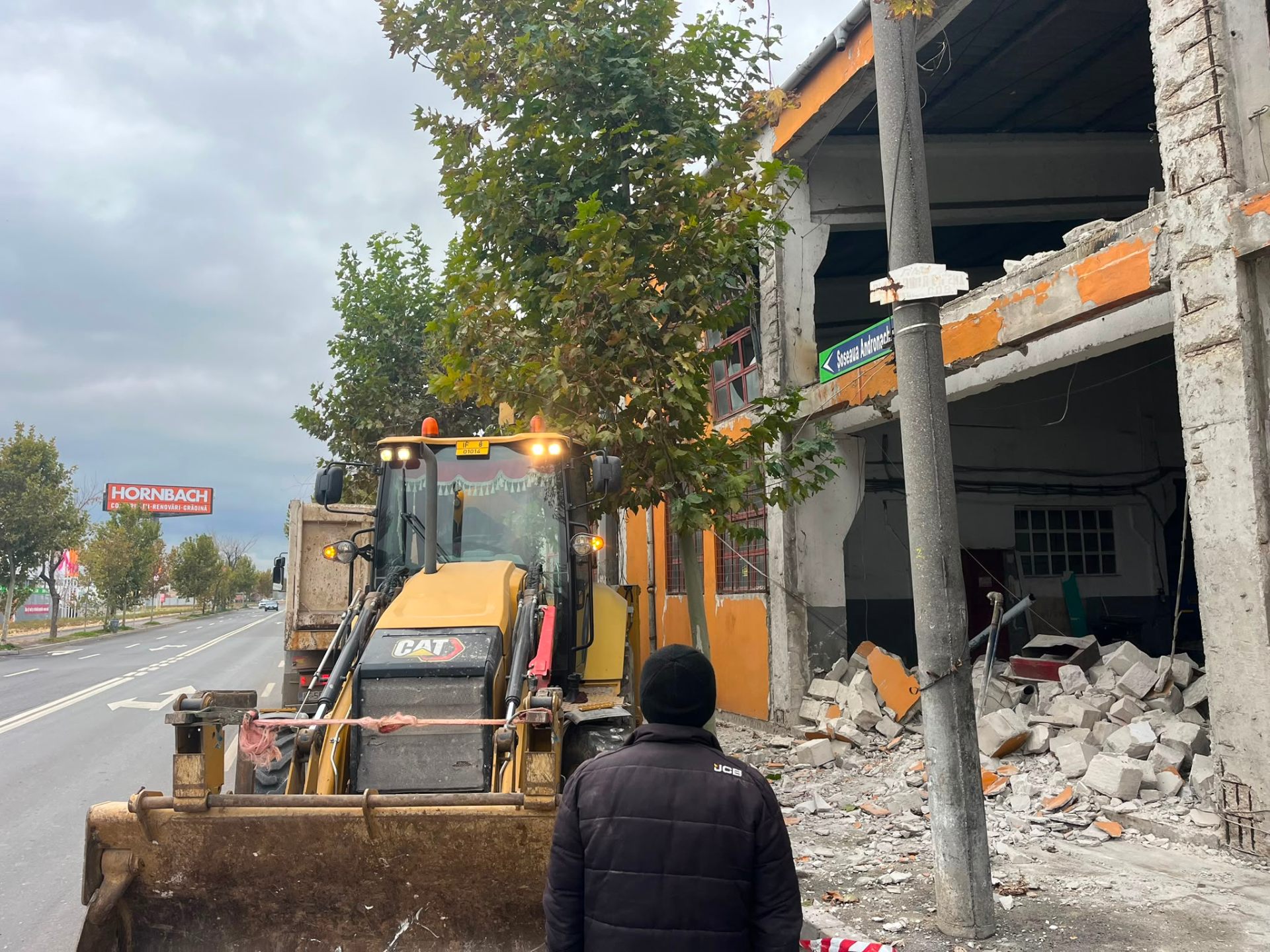 Demolare hală — buldoexcavator CAT
